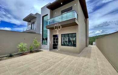 Imagem: A casa possui 3 Dormitórios, 4 Banheiros, 2 Vagas na garagem