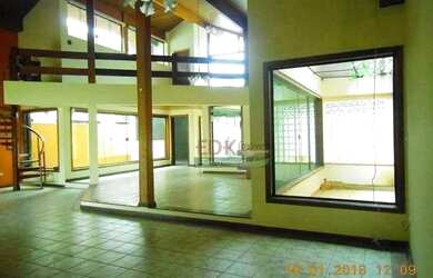 Imagem: A casa possui 3 Dormitórios, 4 Banheiros, 5 Vagas na garagem