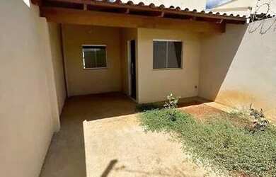 Imagem: A casa possui 3 Dormitórios, 2 Banheiros, 4 Vagas na garagem