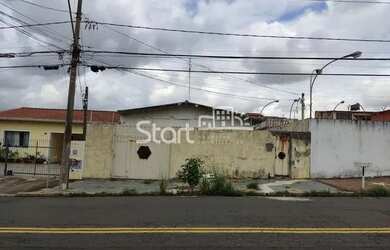 Imagem: A casa possui 5 Dormitórios, 4 Banheiros, 5 Vagas na garagem