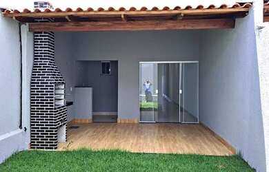 Imagem: A casa possui 4 Dormitórios, 2 Banheiros, 4 Vagas na garagem