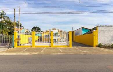 Imagem: A casa possui 3 Dormitórios, 2 Banheiros, 5 Vagas na garagem