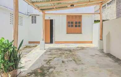 Imagem: A casa possui 4 Dormitórios, 1 Banheiro, 1 Vaga na garagem