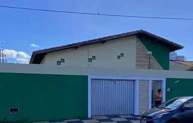 Imagem: A casa possui 3 Dormitórios, 5 Banheiros, 3 Vagas na garagem