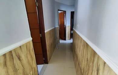 Imagem: A casa possui 3 Dormitórios, 2 Banheiros, 2 Vagas na garagem