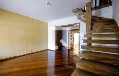 Imagem: A casa possui 3 Dormitórios, 2 Banheiros, 3 Vagas na garagem