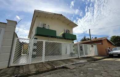 Imagem: A casa possui 4 Dormitórios, 4 Banheiros, 2 Vagas na garagem