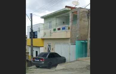 Imagem: A casa possui 2 Dormitórios, 1 Banheiro, 1 Vaga na garagem