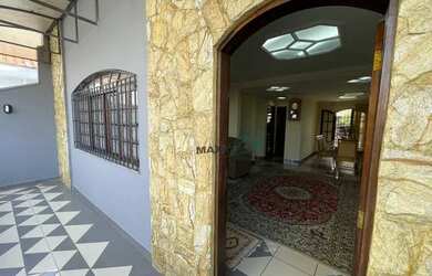 Imagem: A casa possui 3 Dormitórios, 5 Banheiros, 2 Vagas na garagem