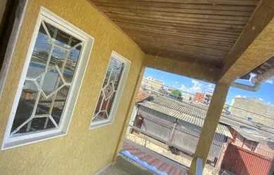 Imagem: A casa possui 4 Dormitórios, 2 Banheiros, 3 Vagas na garagem