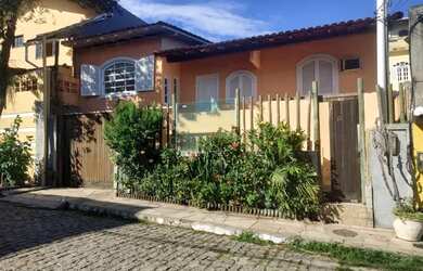 Imagem: A casa possui 3 Dormitórios, 3 Banheiros, 2 Vagas na garagem