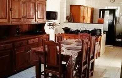 Imagem: A casa possui 3 Dormitórios, 2 Banheiros, 3 Vagas na garagem