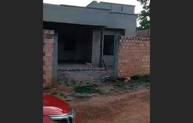 Imagem: A casa possui 2 Dormitórios, 1 Banheiro, 2 Vagas na garagem