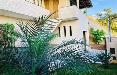 Imagem: A casa possui 4 Dormitórios, 3 Banheiros, 2 Vagas na garagem