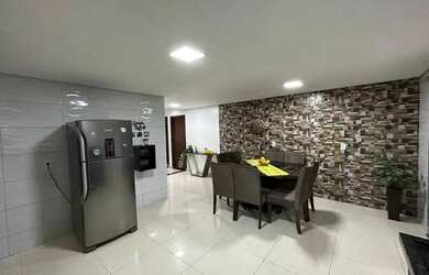 Imagem: A casa possui 3 Dormitórios, 2 Banheiros, 1 Vaga na garagem