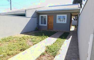 Imagem: A casa possui 3 Dormitórios, 1 Banheiro, 2 Vagas na garagem