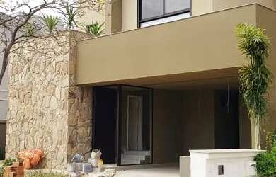 Imagem: A casa em condomínio possui 4 Dormitórios, 5 Banheiros, 4