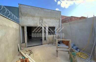 Imagem: A casa possui 2 Dormitórios, 1 Banheiro, 1 Vaga na garagem