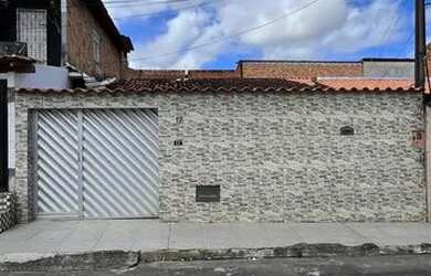 Imagem: A casa possui 3 Dormitórios, 2 Banheiros, 3 Vagas na garagem