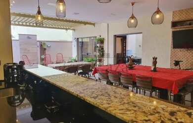 Imagem: A casa em condomínio possui 4 Dormitórios, 4 Banheiros, 4