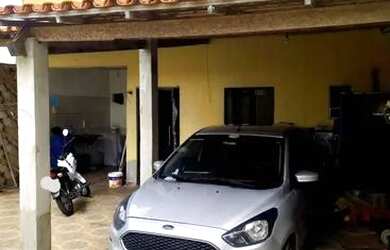 Imagem: A casa possui 3 Dormitórios, 1 Banheiro, 2 Vagas na garagem