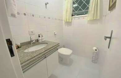 Imagem: A casa possui 2 Dormitórios, 1 Banheiro, 1 Vaga na garagem