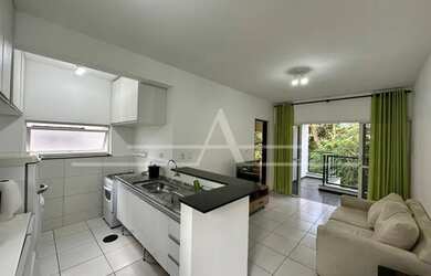 Imagem: O apartamento possui 1 Dormitório, 1 Banheiro, 1 Vaga na garagem