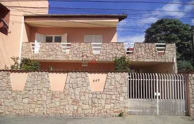 Imagem: A casa possui 4 Dormitórios, 1 Banheiro, 2 Vagas na garagem