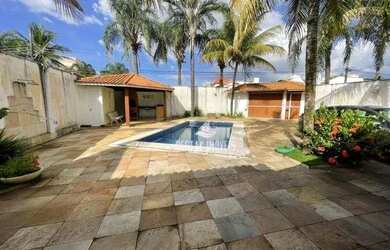 Imagem: A casa possui 3 Dormitórios, 4 Banheiros, 5 Vagas na garagem