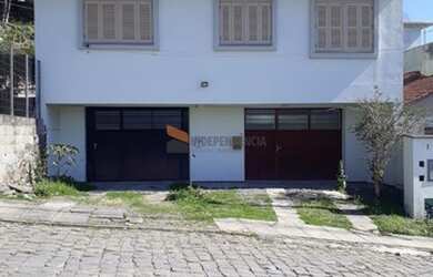 Imagem: A casa possui 3 Dormitórios, 1 Banheiro, 1 Vaga na garagem