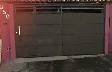Imagem: A casa possui 2 Dormitórios, 1 Banheiro, 2 Vagas na garagem
