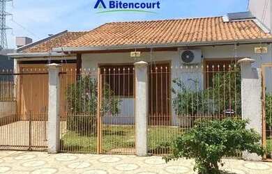 Imagem: A casa possui 3 Dormitórios, 1 Banheiro, 3 Vagas na garagem