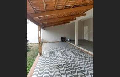 Imagem: A casa possui 5 Dormitórios, 3 Banheiros, 2 Vagas na garagem