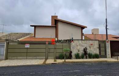 Imagem: A casa possui 5 Dormitórios, 5 Banheiros, 3 Vagas na garagem