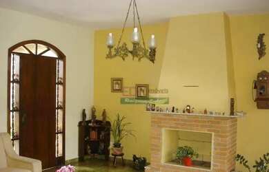 Imagem: A casa possui 3 Dormitórios, 2 Banheiros, 4 Vagas na garagem