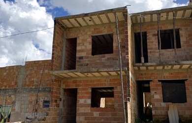 Imagem: A casa possui 2 Dormitórios, 1 Banheiro, 1 Vaga na garagem