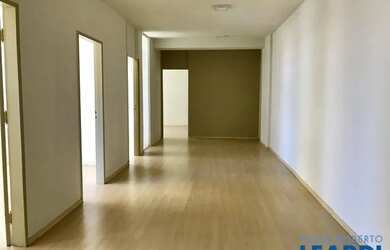 Imagem: O depósito possui 1 Vaga na garagem, 100m² de Área e está