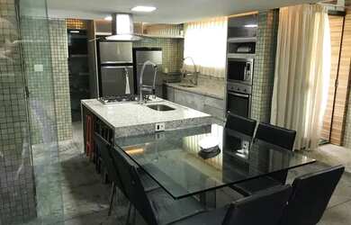 Imagem: A casa possui 4 Dormitórios, 5 Banheiros, 4 Vagas na garagem