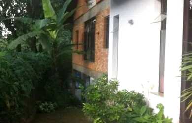 Imagem: A casa possui 3 Dormitórios, 5 Banheiros, 4 Vagas na garagem