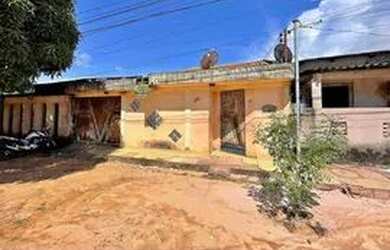 Imagem: A casa possui 3 Dormitórios, 1 Banheiro, 3 Vagas na garagem