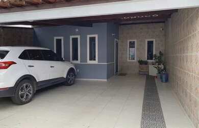Imagem: A casa possui 3 Dormitórios, 2 Banheiros, 2 Vagas na garagem