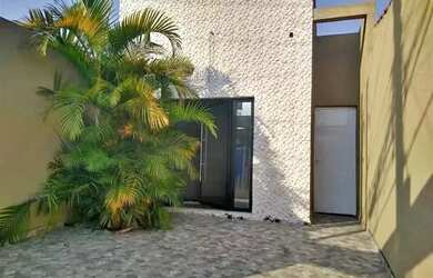 Imagem: A casa possui 3 Dormitórios, 1 Banheiro, 2 Vagas na garagem