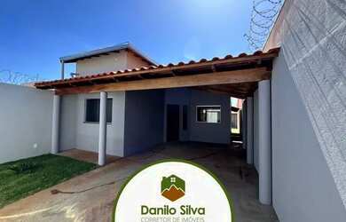 Imagem: A casa possui 3 Dormitórios, 1 Banheiro, 2 Vagas na garagem