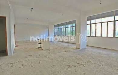 Imagem: O depósito possui 2 Vagas na garagem, 114m² de Área e está