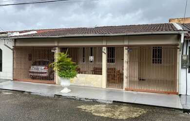 Imagem: A casa possui 3 Dormitórios, 2 Banheiros, 2 Vagas na garagem