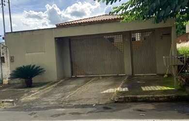 Imagem: A casa possui 3 Dormitórios, 2 Banheiros, 2 Vagas na garagem