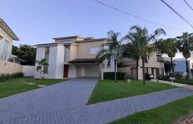 Imagem: A casa em condomínio possui 4 Dormitórios, 5 Banheiros, 4