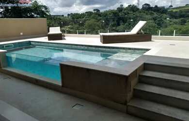 Imagem: A casa possui 4 Dormitórios, 5 Banheiros, 4 Vagas na garagem