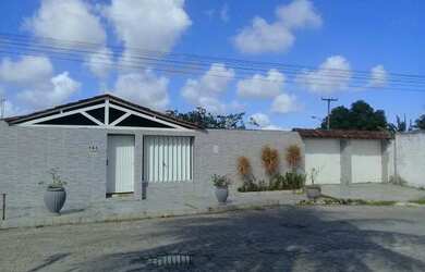 Imagem: A casa possui 3 Dormitórios, 2 Vagas na garagem e 256m² de