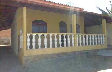 Imagem: A casa possui 3 Dormitórios, 3 Vagas na garagem e está localizado